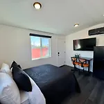 Your Downtown Cozy Studio With Backyard Unit C