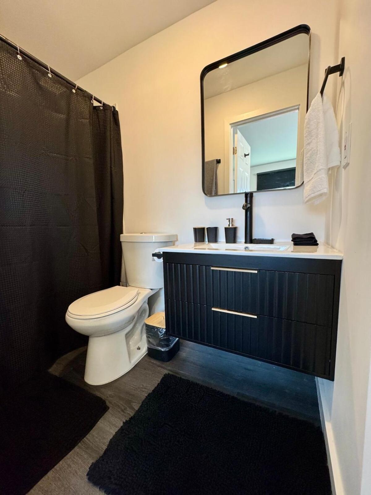Your Downtown Cozy With Backyard Unit C Apartemen *